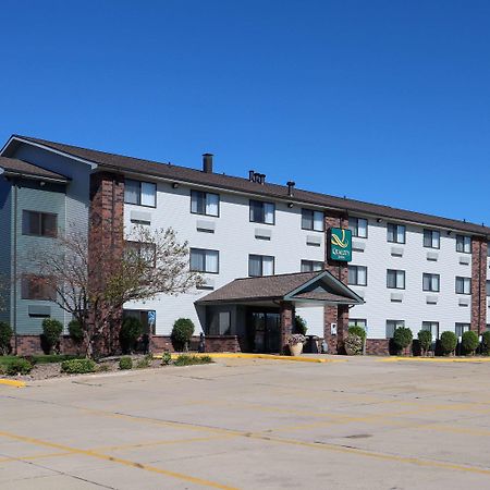 Quality Inn & Suites Bloomington I-55 And I-74 Exterior photo