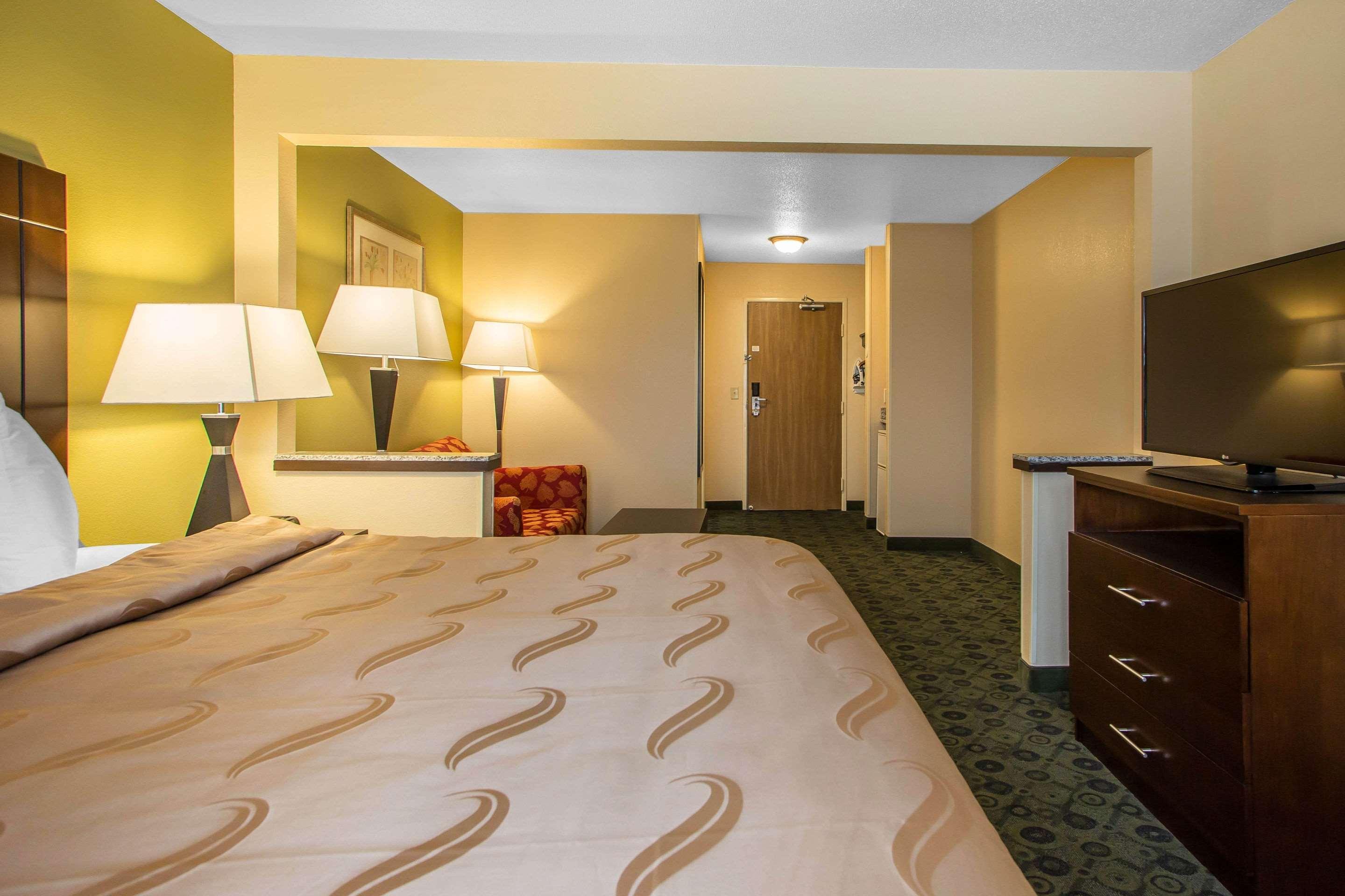 Quality Inn & Suites Bloomington I-55 And I-74 Exterior photo